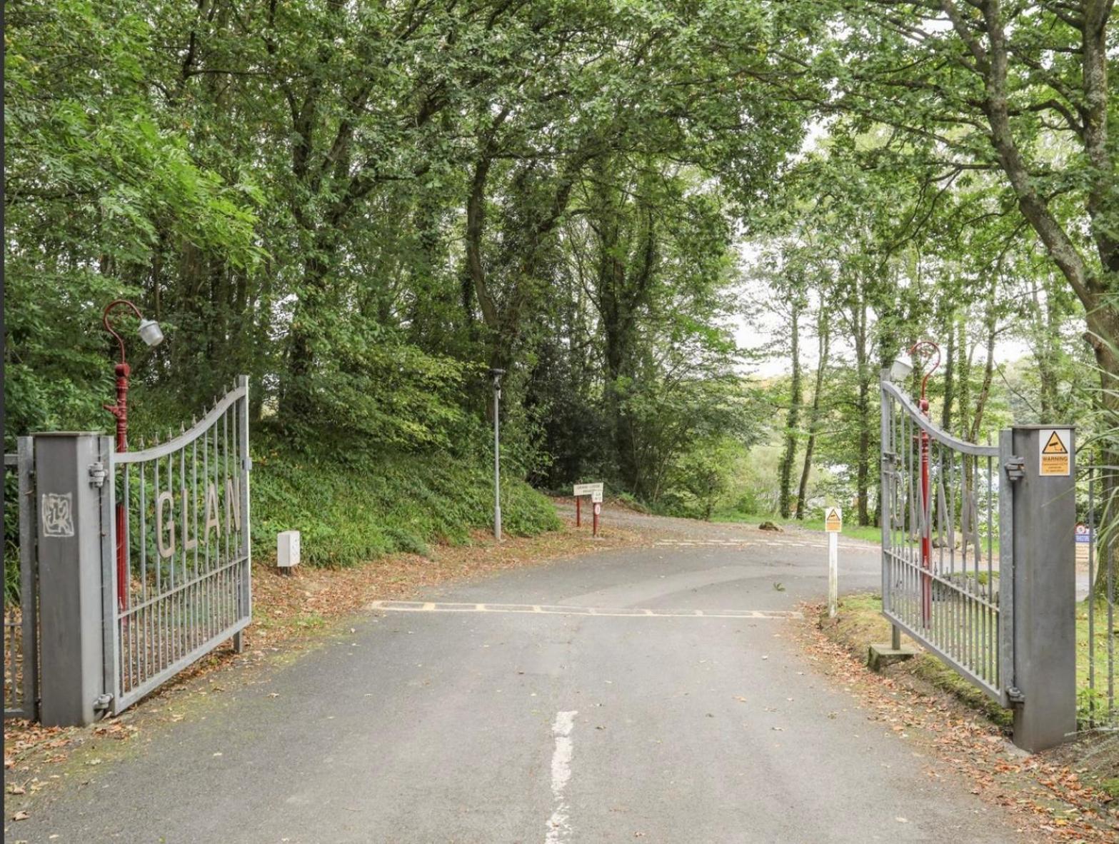 Holiday Cabin Sleeps 5 Glan Gwna Holiday Park Caernarfon Bagian luar foto
